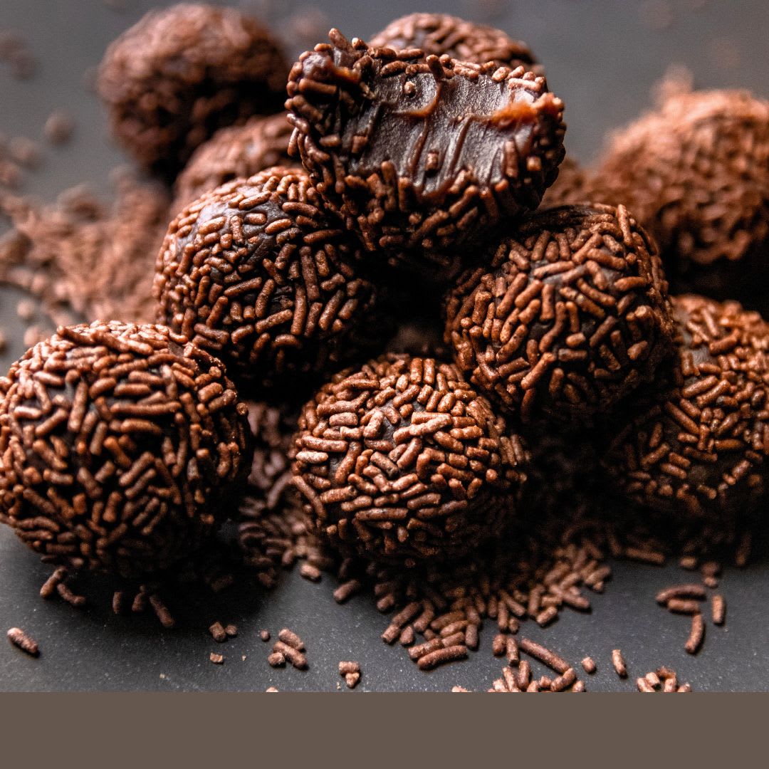 Aprenda como fazer brigadeiro fit: receita saudável, fácil e sem açúcar refinado. Ideal para quem quer manter a dieta e se deliciar com um doce nutritivo.