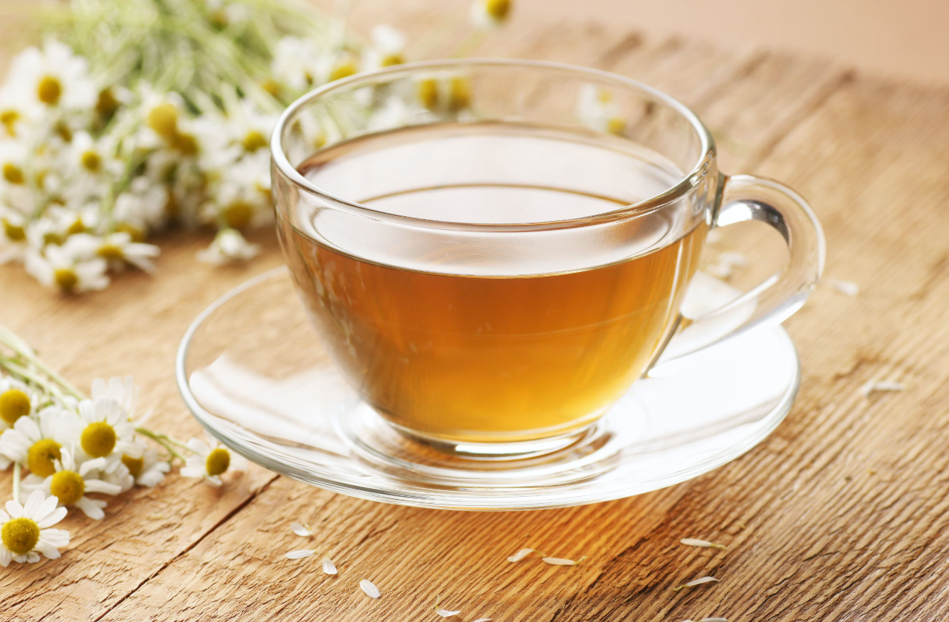 Descubra os benefícios do chá de camomila para diminuir a ansiedade e aprenda como prepará-lo corretamente para aliviar e promover o relaxamento de forma natural.